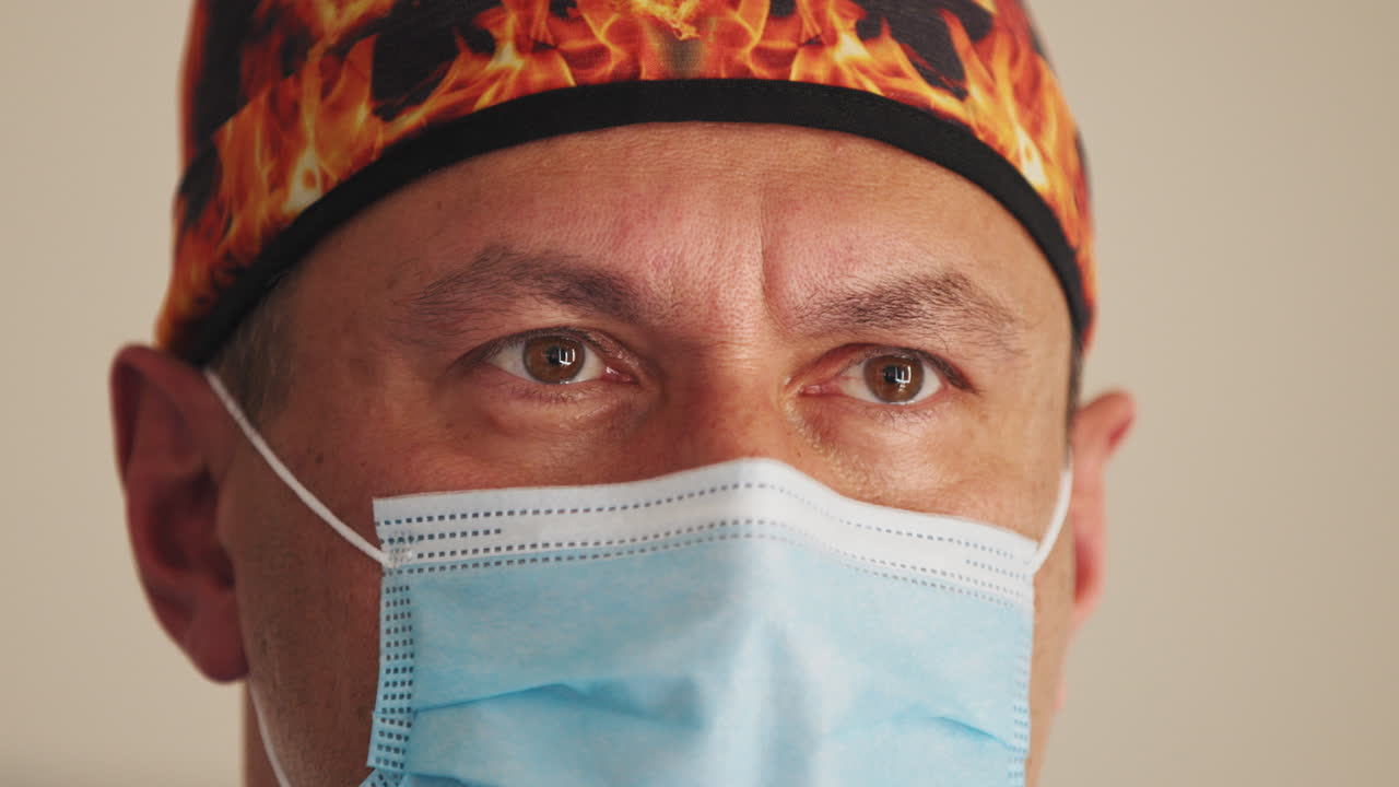 hombre con máscara y gorra