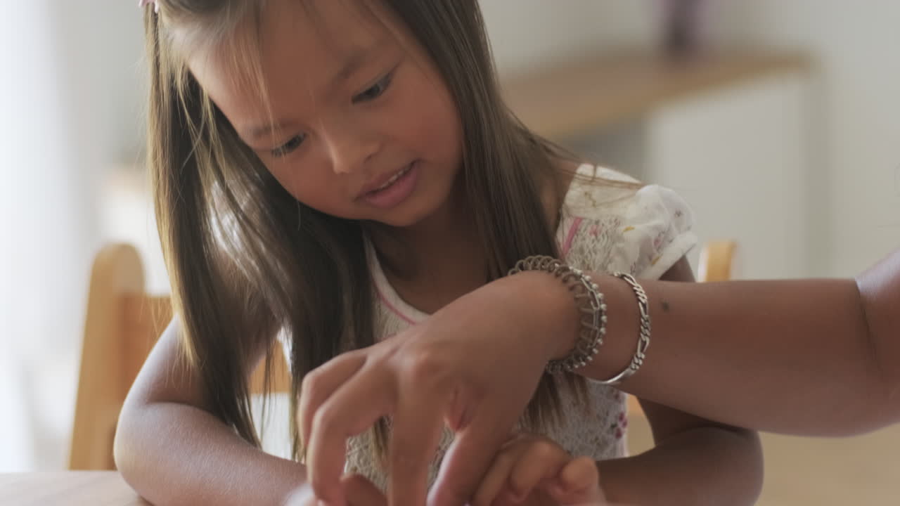 어머니 와 딸 이 함께 보석 을 만드는 것