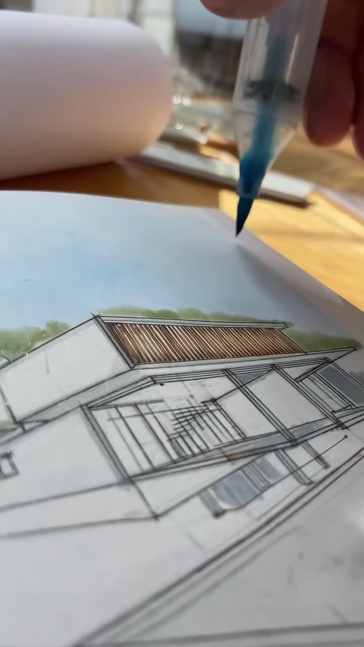 Video ravvicinato di una mano che schizza un progetto architettonico, angolato dall'alto, catturando la precisione.