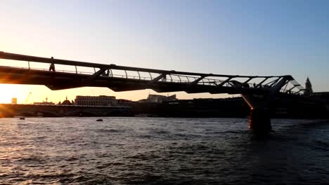 Toma-Panorámica-Izquierda-Del-Puente-Del-Milenio-Y-El-Río-Támesis-Al-Atardecer-Desde-La-Catedral-De-San-Pablo