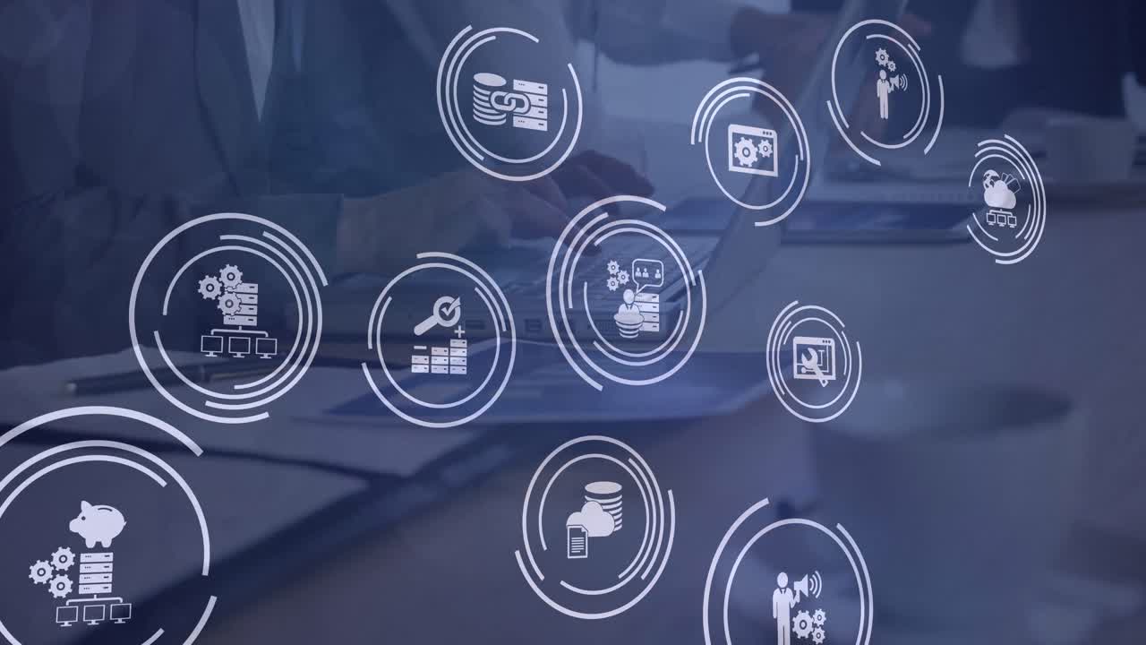 múltiples iconos digitales en la sección media del hombre de negocios usando la computadora portátil en la oficina