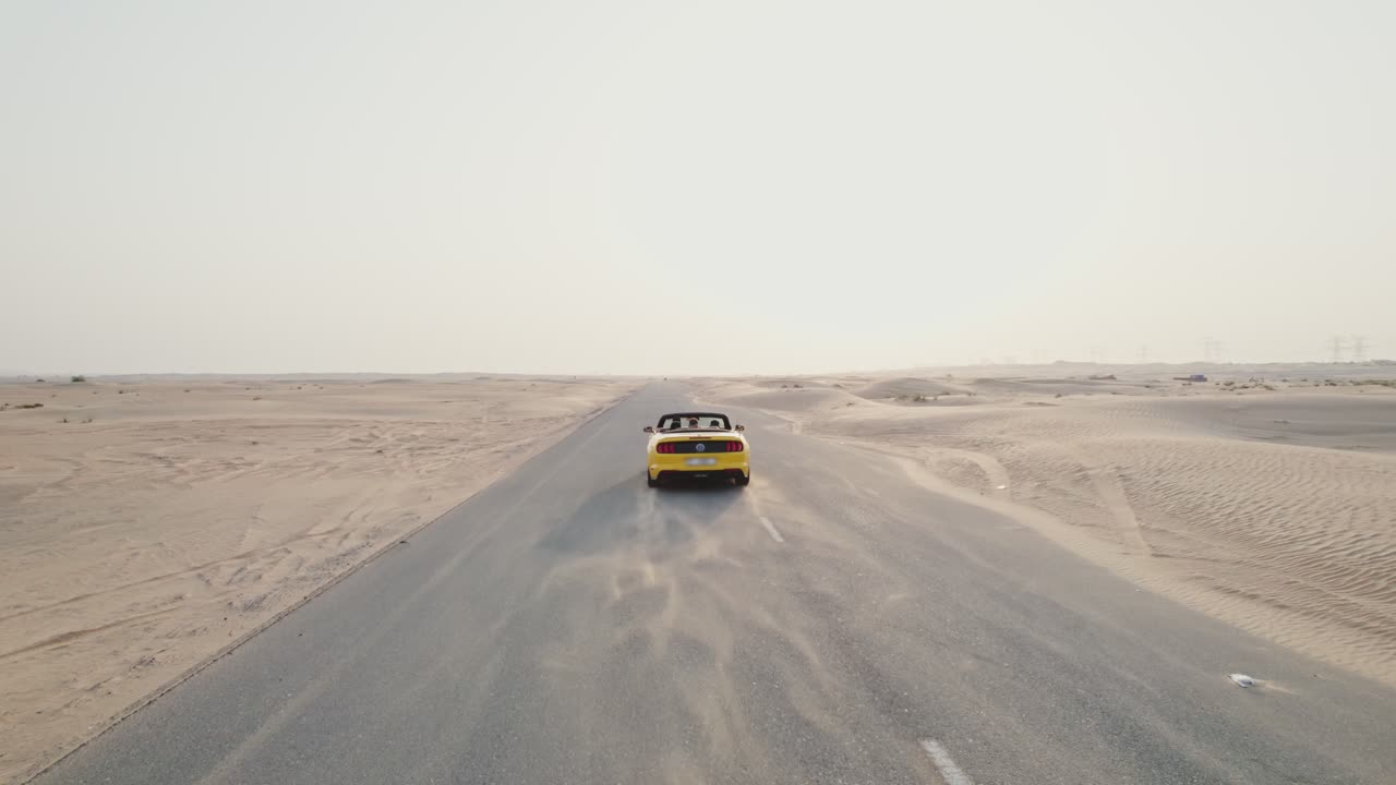 mustang amarillo descapotable en el desierto