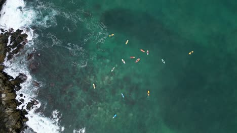 Skyward-surfing-a-bird's-eye-of-Carrizalillo-beach's-wave-riders-at-Puerto-Escondido,-Oaxaca,-Mexico