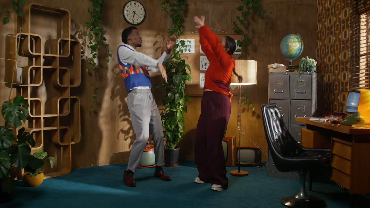 레트로 사무실에서 춤을 추는 커플