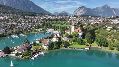 vista aérea de tunersee, spiez, cantón de berna, suiza - la famosa ciudad de tunersea, spiez, cantón de bern, suiza
