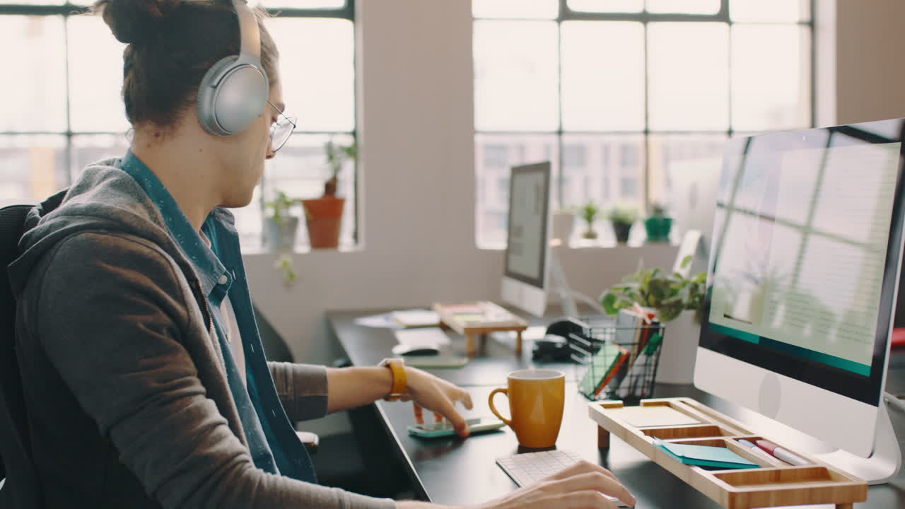 커피를 마시면서 창의적인 사람과 컴퓨터