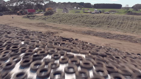 vuelo recto aéreo bajo rápido sobre silo de neumáticos - vehículos agrícolas trabajando juntos