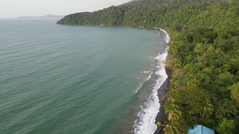 Vista-Aérea-De-Playa-Mecana-Y-La-Exuberante-Selva-Del-Jardín-Botánico-Del-Pacífico-En-El-Departamento-De-Chocó-En-La-Costa-Pacífica-De-Colombia