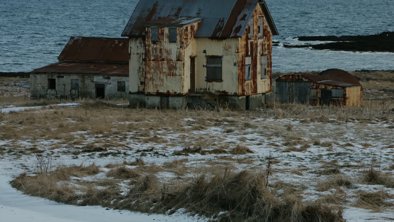 몇 년 동안 버려진 아이슬란드의 은 집, 부식 된 농장 주택의 시야를 기울이십시오 - 4k