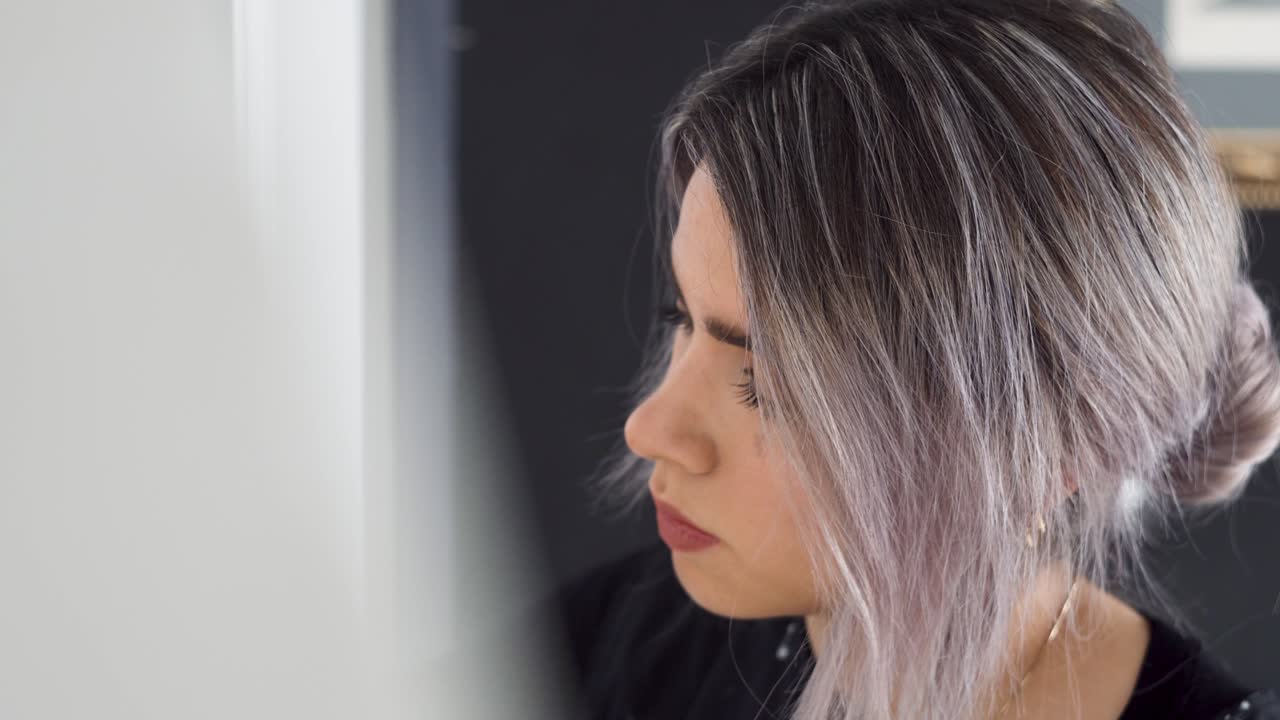 그녀의 작품을 진지하게 작업하는 젊은 사랑스러운 라티나 화가