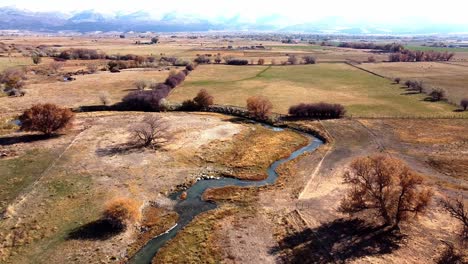 bach fließt durch die landschaft von utah