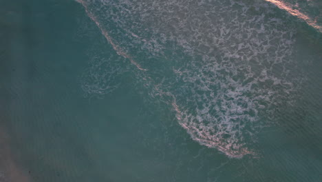 vista superior de las olas del océano rompiendo en la barra de arena frente a la costa de cancún, méxico