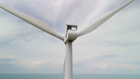 Turbina-Eólica-De-Cerca,-Vista-Aérea,-Energía-Cinética-Del-Viento-En-Energía-Eléctrica,-Energías-Renovables,-Combustibles-Fósiles