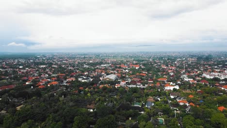 Wunderschöner-Filmischer-Sanur-Strand,-Bali-Drohnenaufnahmen-Mit-Interessanter-Landschaft,-Fischerbooten,-Dorfhäusern,-Hotels,-Resorts-Und-Ruhigem-Wetter