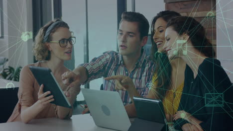 animación de iconos de los medios sobre colegas caucásicos que usan tableta en la oficina