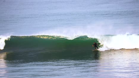 wellen brechen in carlsbad, kalifornien