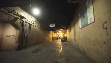 rua marroquina à noite