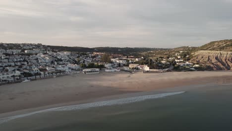 Postal-De-Praia-Da-Luz-Envuelta-Por-Una-Cálida-Y-Tranquila-Puesta-De-Sol,-Algarve