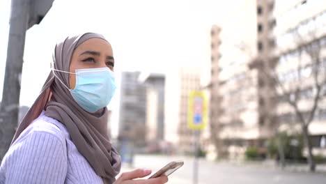 Mujer-Musulmana-Con-Máscara-Y-Hijab-En-La-Ciudad