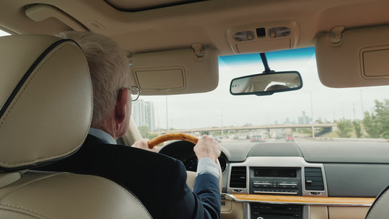 양복을 입은 사업가가 대표 세단을 탄다