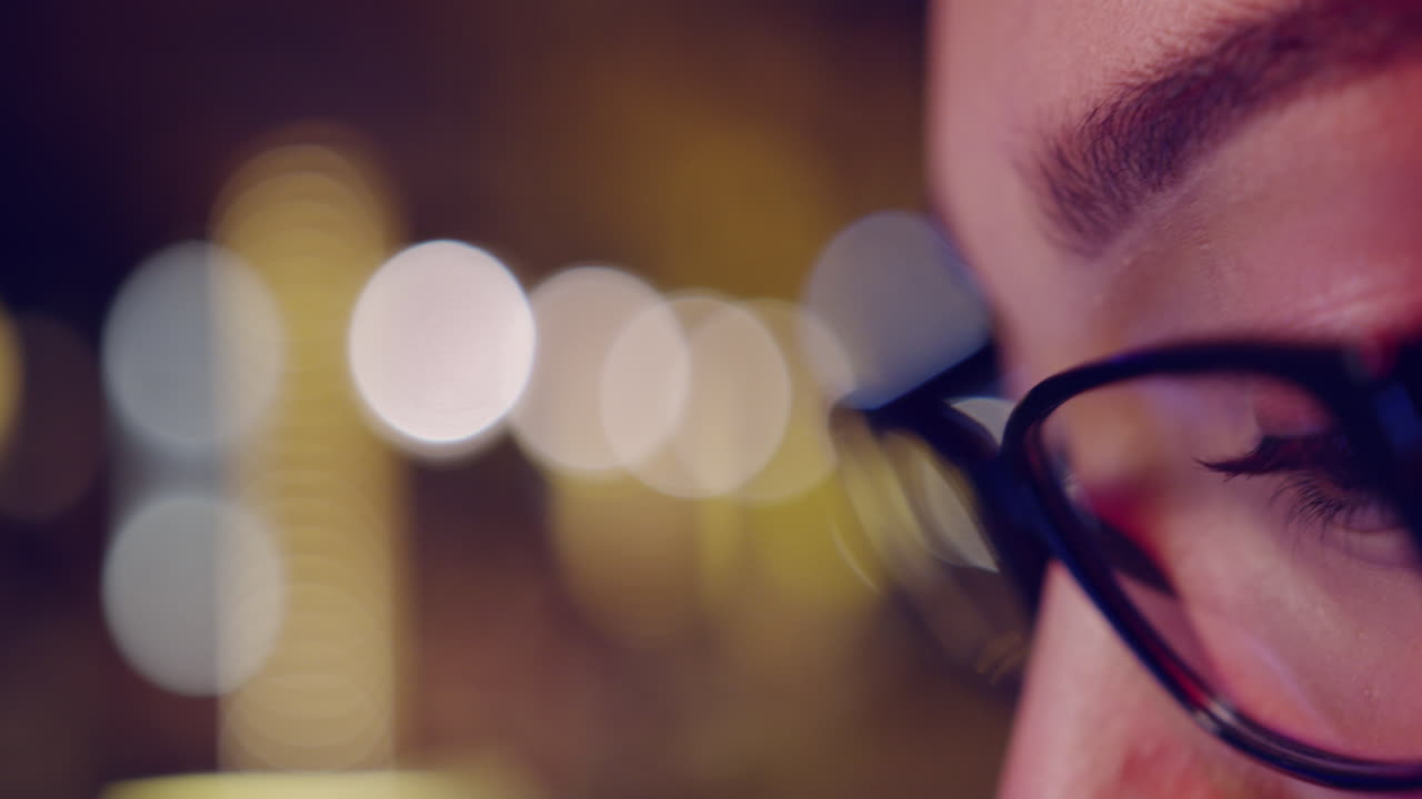 gafas de visión de cerca ciudad nocturna