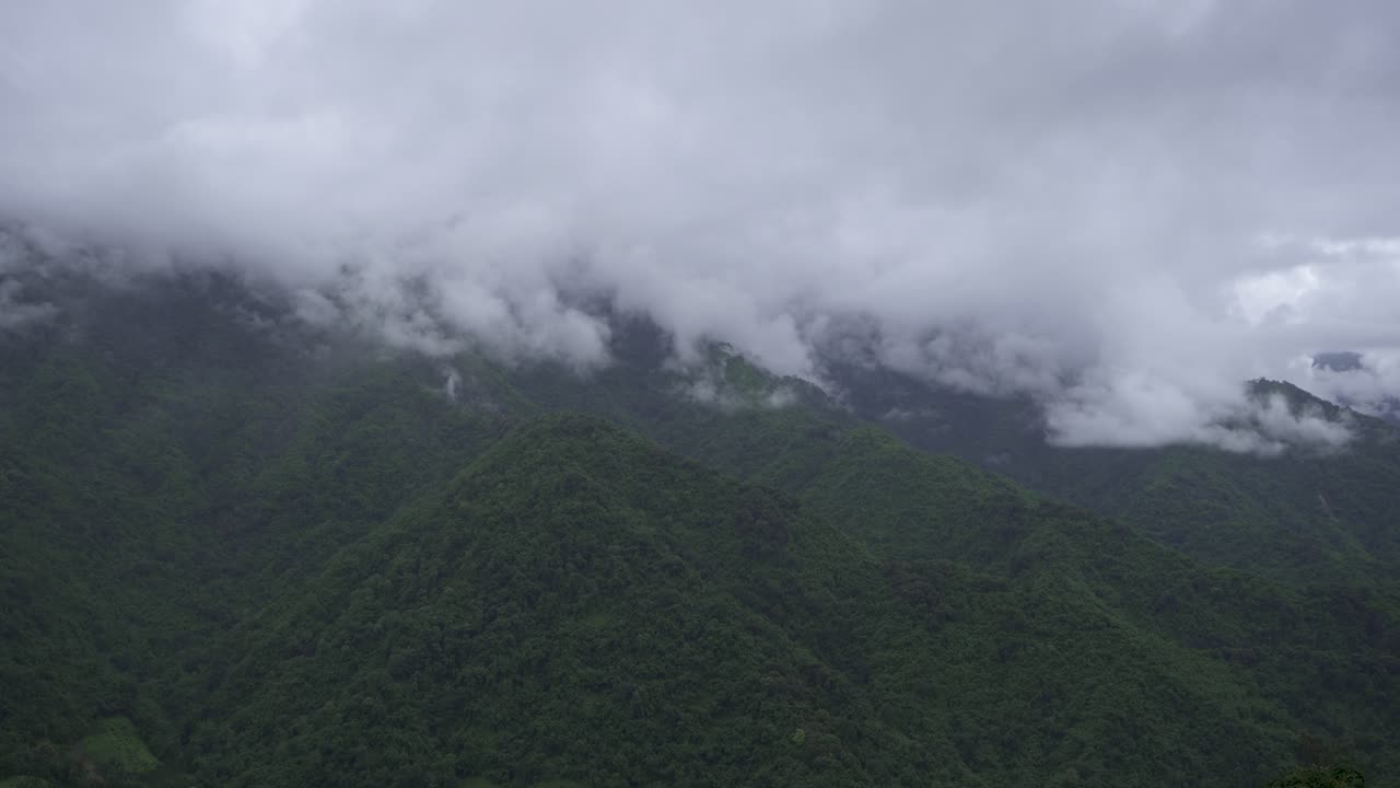 산들은 구름으로 여 있습니다.