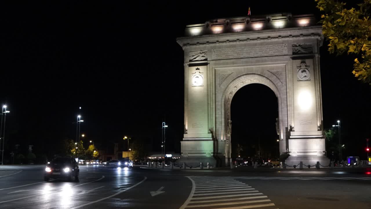 el arco de triunfo el arco de triunfo bucarest rumania por la noche
