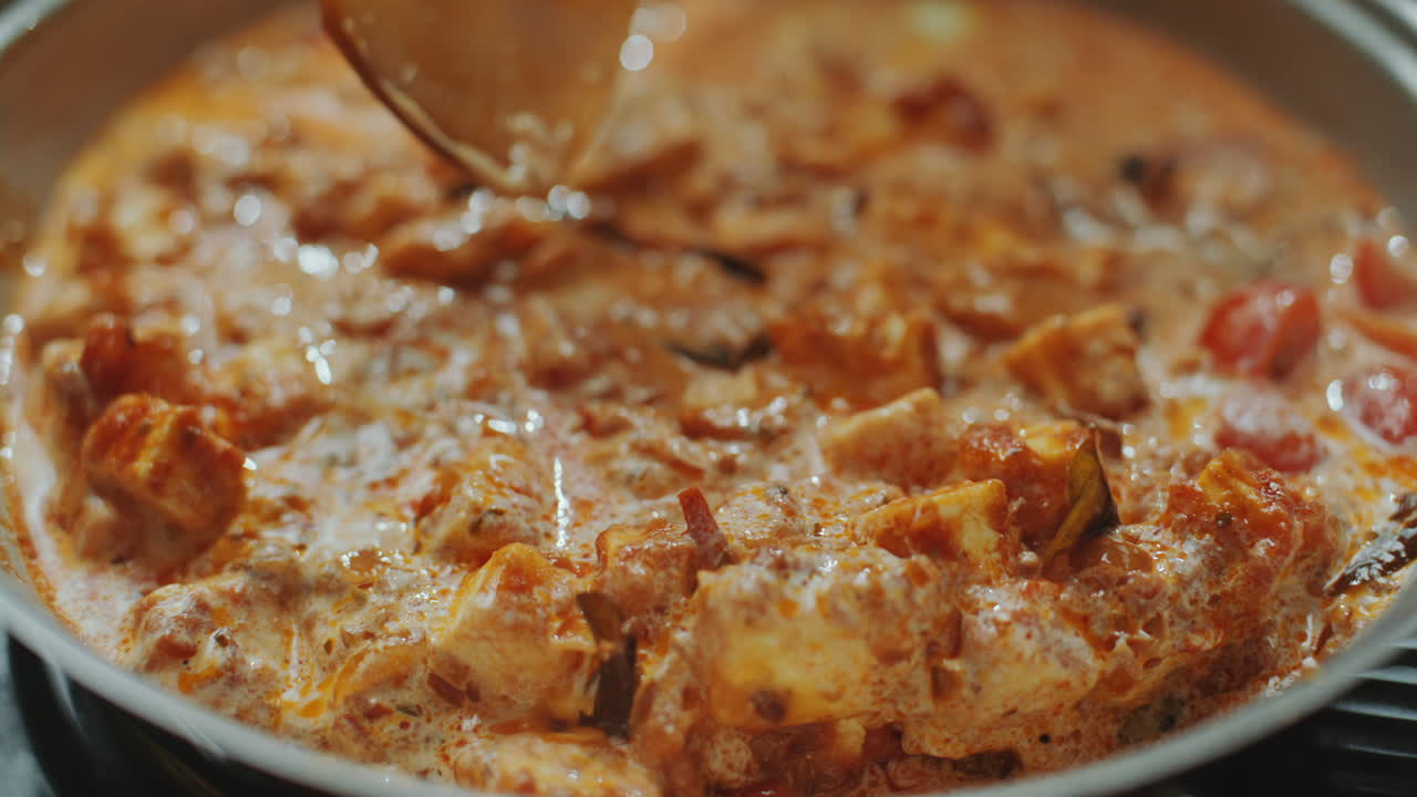 masala de mantequilla de paneer cremosa con espátula en la sartén