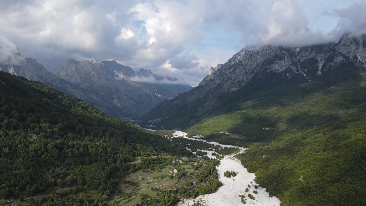 Montagne Maledette, Alpi Albanesi, Parco Nazionale della Valle di Valbona nell'Albania settentrionale.