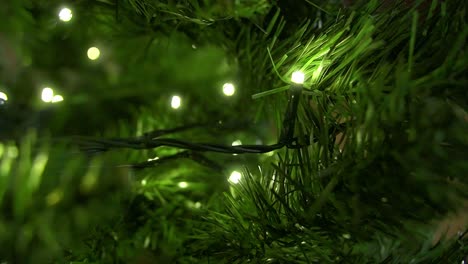 árbol de navidad cercano con luces led decoradas brillantes, decoración de sala de estar estacional