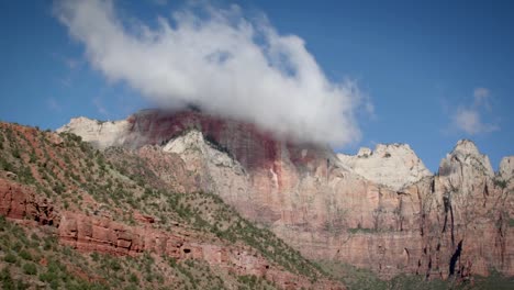 las nubes cuelgan bajas sobre la cima de una montaña