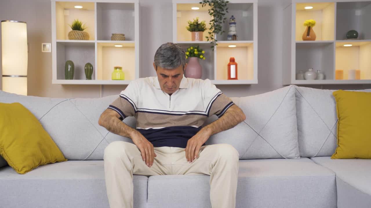 paranoid old man가 집을 둘러보고 있습니다.