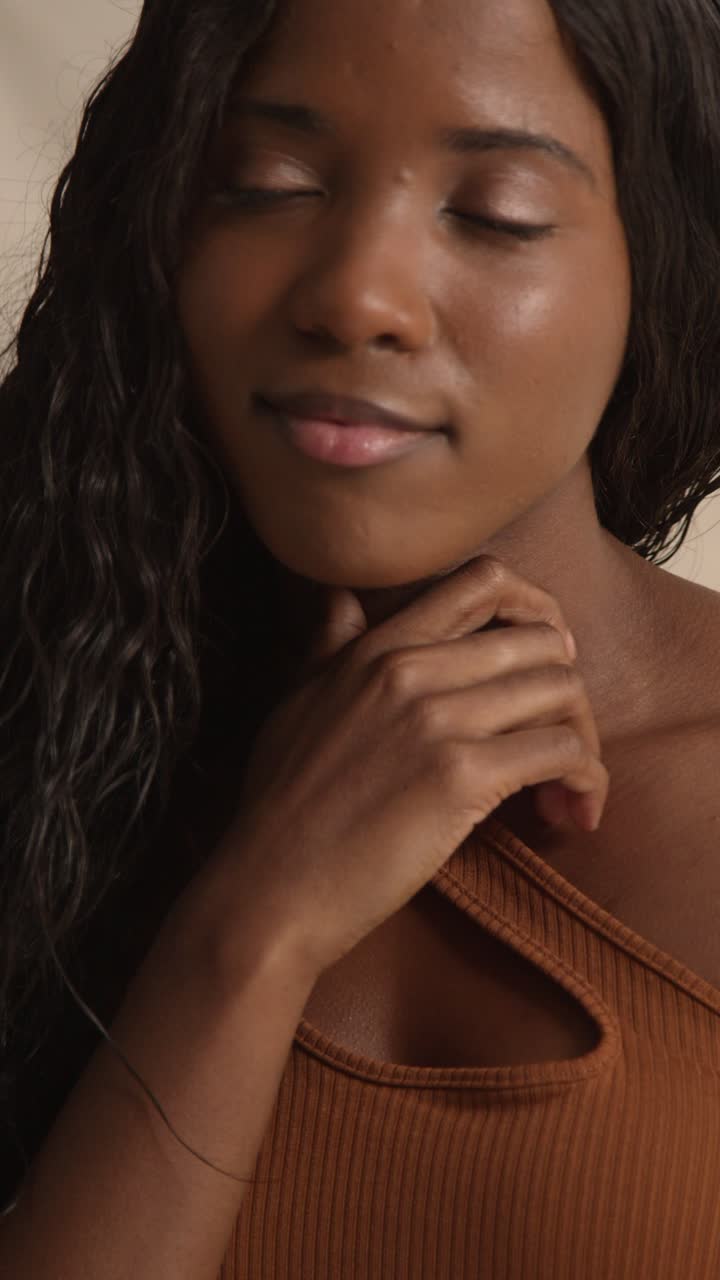 fotografía de belleza de estudio de una mujer joven sonriente con cabello largo contra un fondo neutral 1