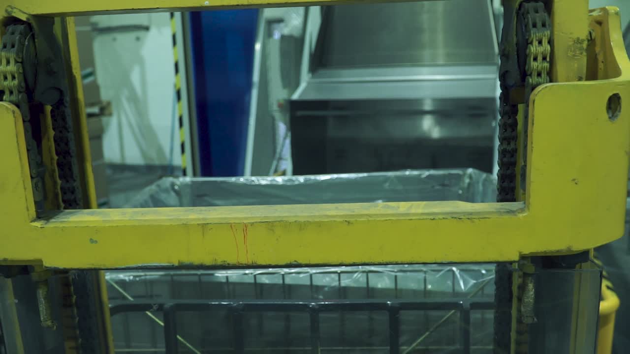 carretilla elevadora en un almacén