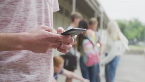 Estudiante-Hablando-Por-Teléfono-Fuera-De-La-Escuela-Secundaria