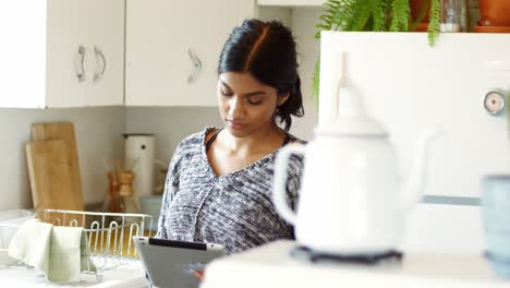 Frau-Benutzt-Digitales-Tablet-In-Der-Küche
