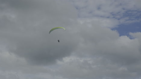 Un-Parapente-Volando-Hacia-Los-Cielos