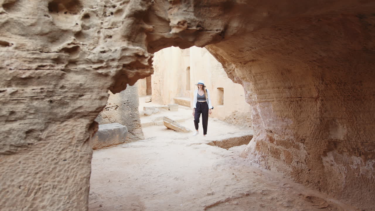 una mujer explorando antiguas ruinas.