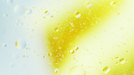 Burbujas-De-Aceite-De-Primer-Plano-Real-En-La-Rotación-Del-Agua-Con-Fondo-De-Mezcla-Abstracto-Degradado-De-Color