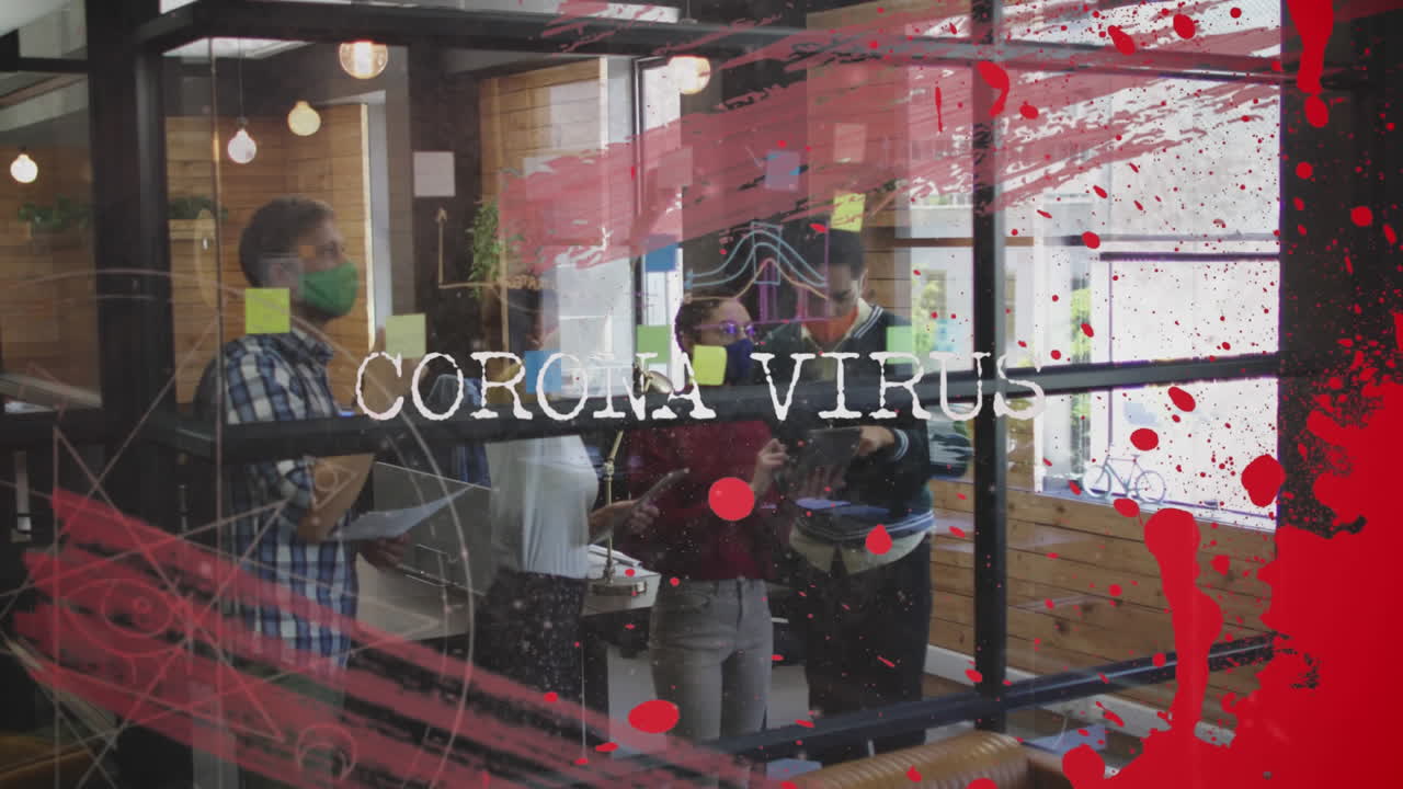 사무실에서 유리판에 글을 쓰는 사무실 동료들에 대한 코로나바이러스 텍스트와 레드 그런지 효과