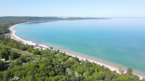 Glen-Arbor-Township-Mit-Sandstrand-Und-Majestätischem-Blick-Auf-Den-Lake-Michigan,-Luftaufnahme