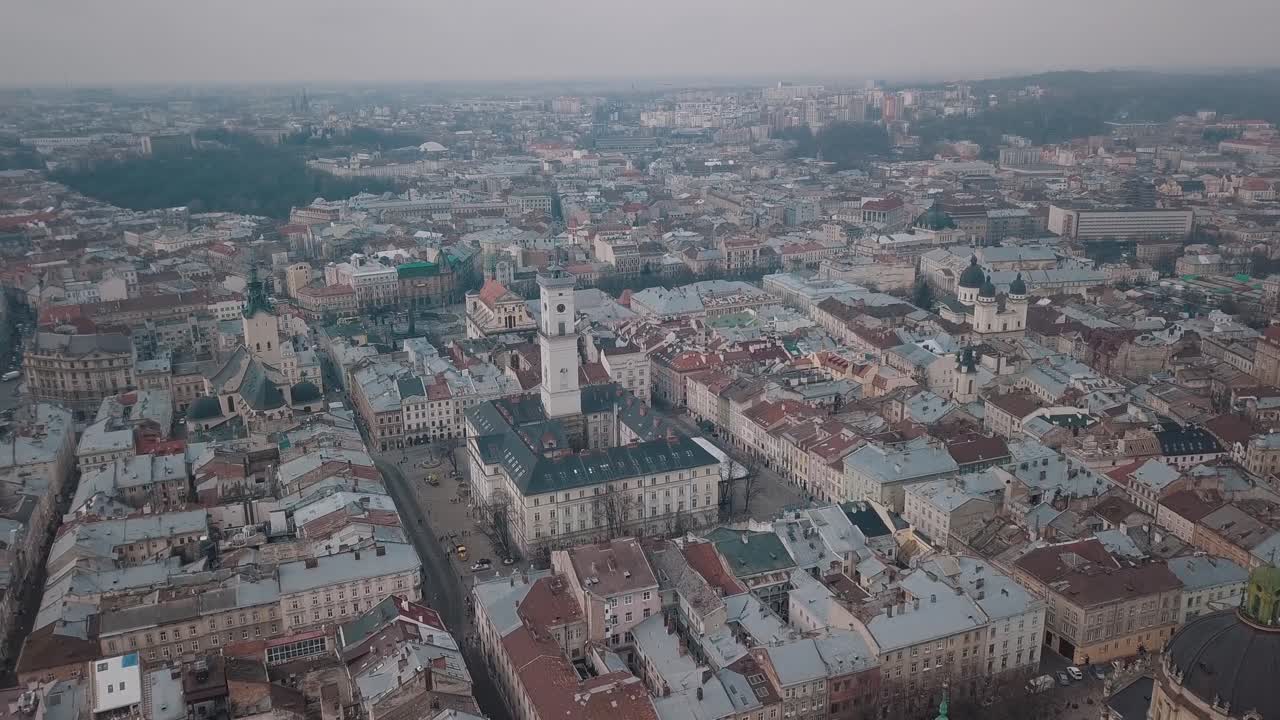 Vista Aérea da Cidade de Lviv, Ucrânia. Cidade Europeia. Áreas populares da cidade. Dominicano