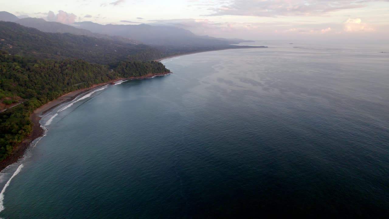 toma aérea inclinada que muestra la impresionante costa y el campo