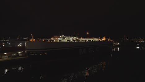 el transporte de automóviles de msc atracado en el puerto de southampton