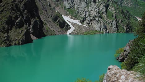 lago de montaña de color verde y azul urungach