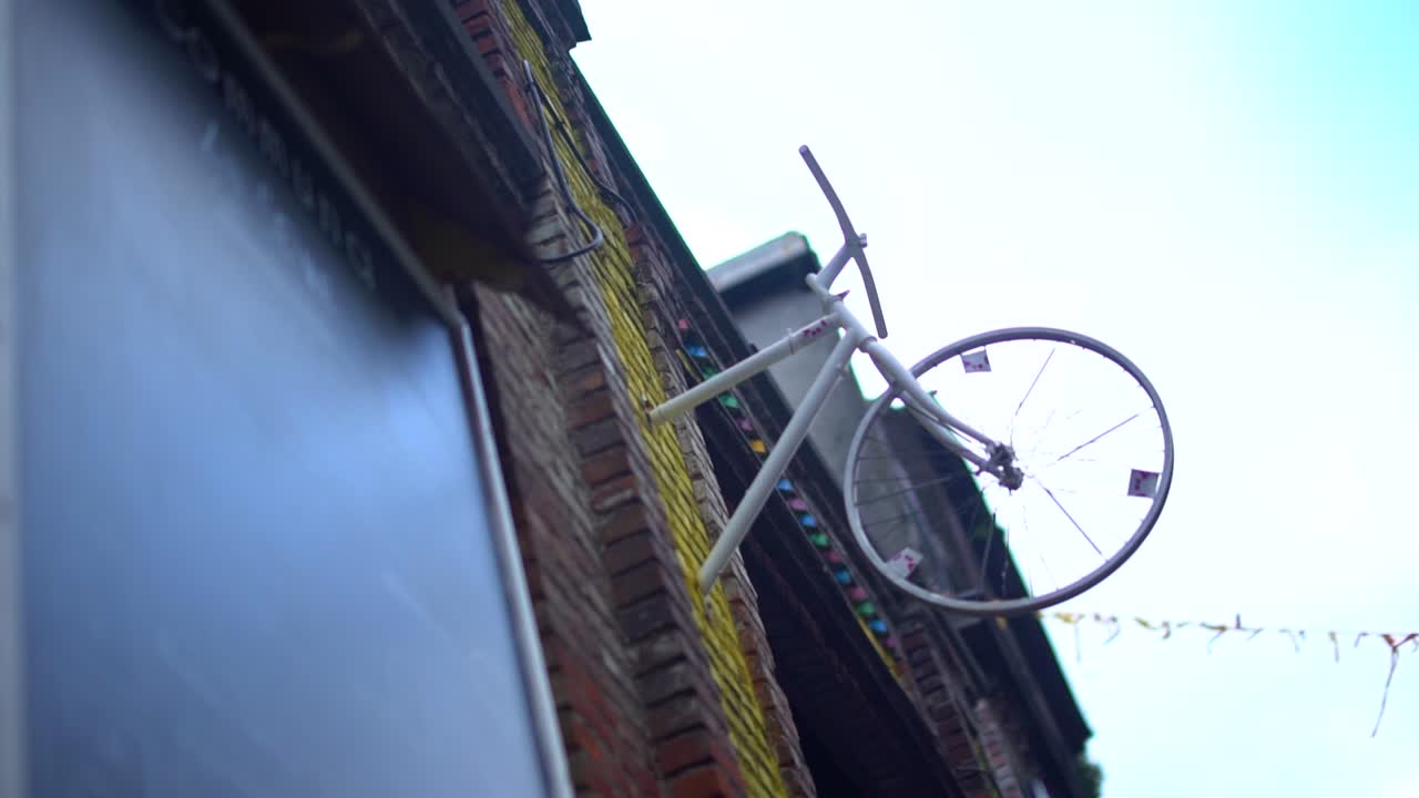 벽돌 벽에 붙은 자전거