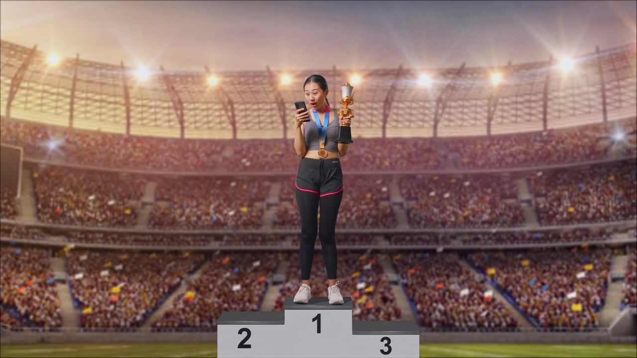 mujer ganando un trofeo en un podio en un estadio