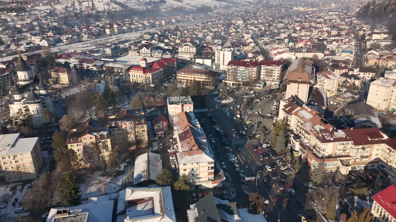 vista aérea de una ciudad europea nevada