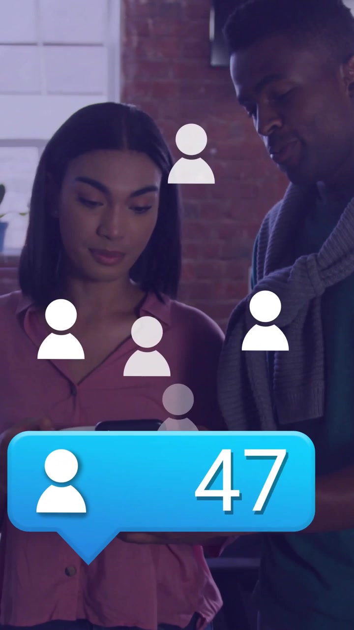 Vertikal video: Kvinde tjekker smartphone, mand læner sig ind, sporer sociale målinger via blå tæller.