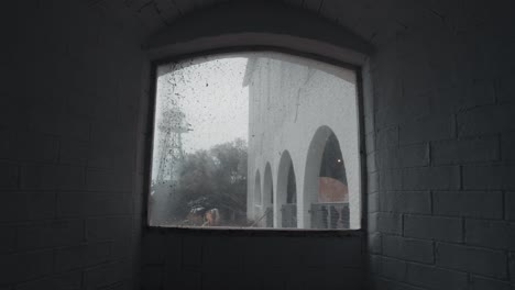 un movimiento hacia atrás desde una ventana en alcatraz